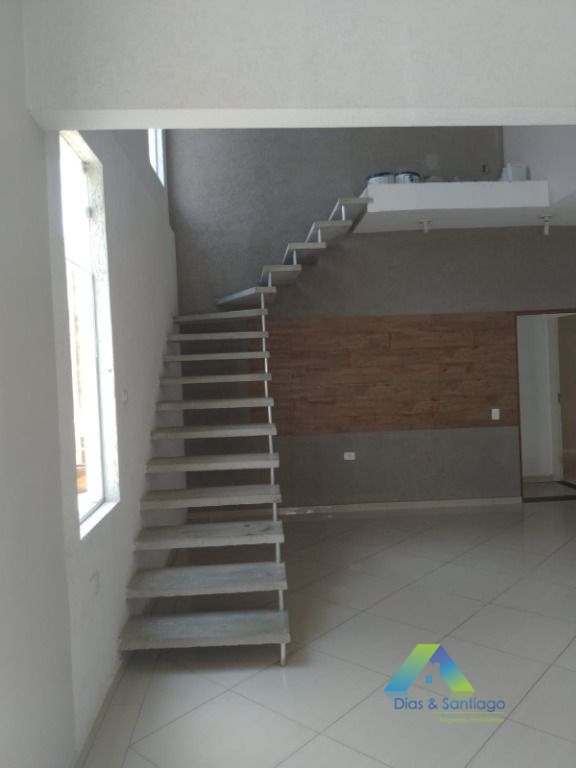 Sobrado à venda com 4 quartos, 175m² - Foto 1