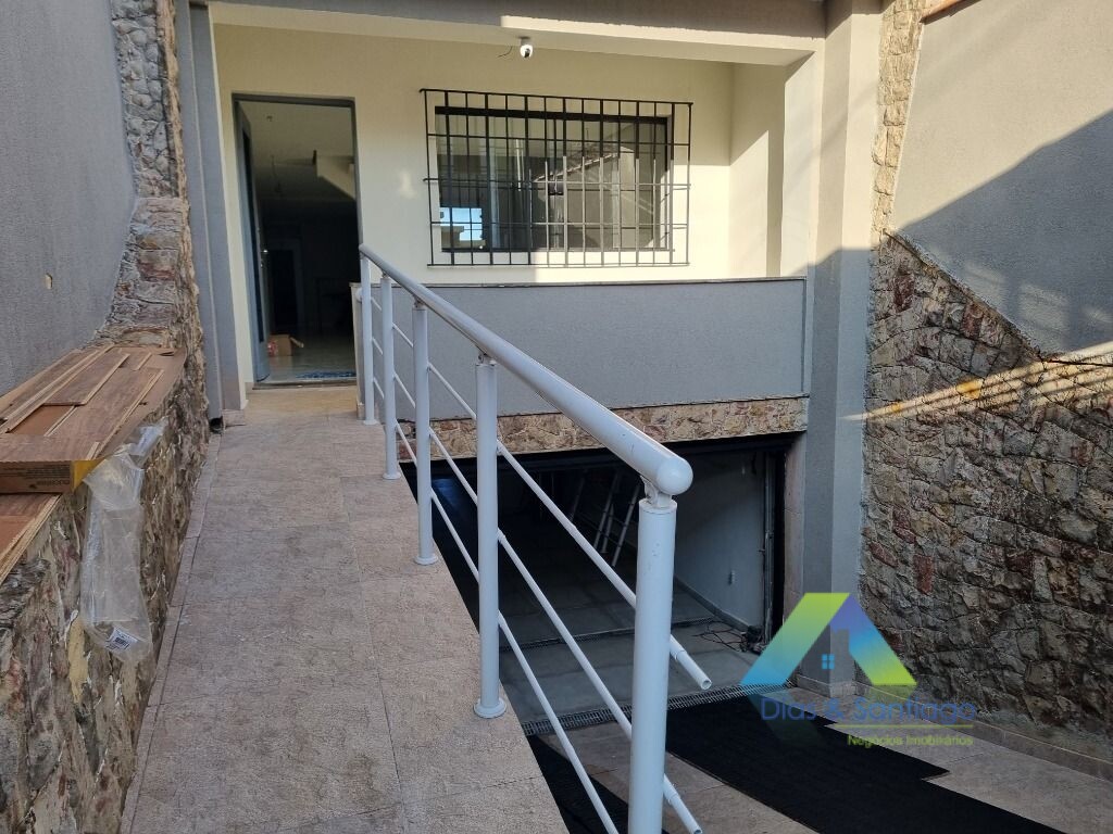 Sobrado à venda com 4 quartos, 240m² - Foto 1