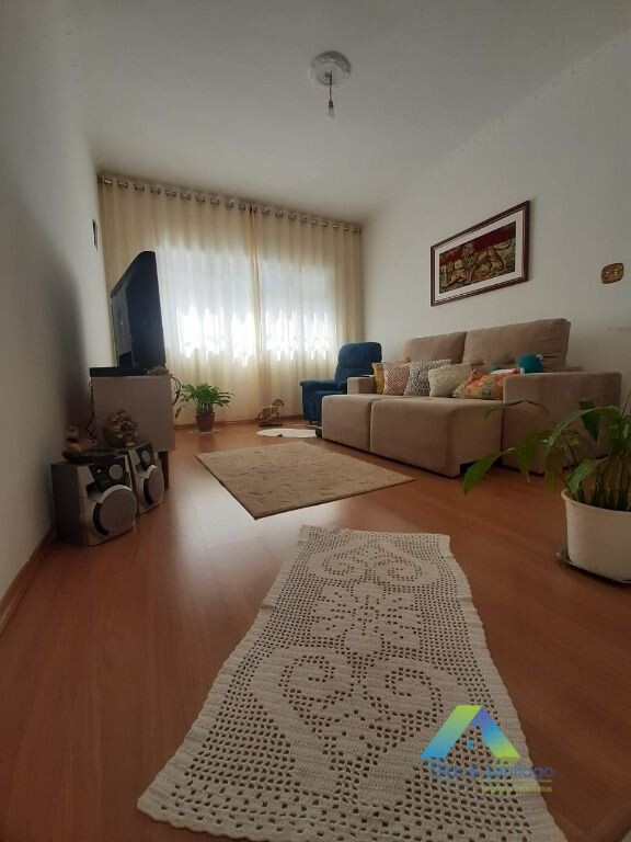 Casa à venda com 3 quartos, 190m² - Foto 1