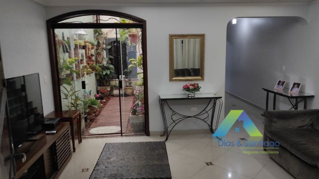 Sobrado à venda com 4 quartos, 230m² - Foto 1