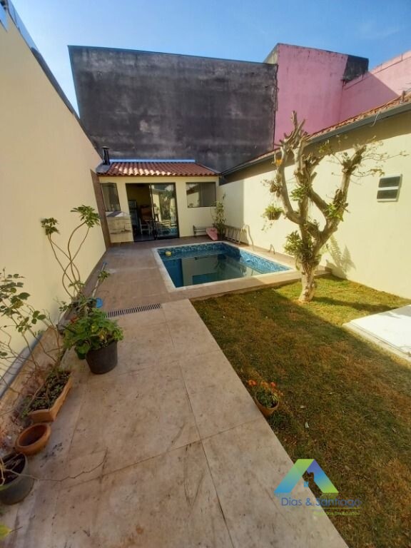 Casa à venda com 3 quartos, 225m² - Foto 1