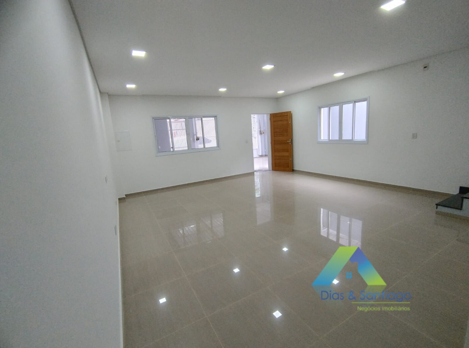 Casa à venda com 4 quartos, 208m² - Foto 1