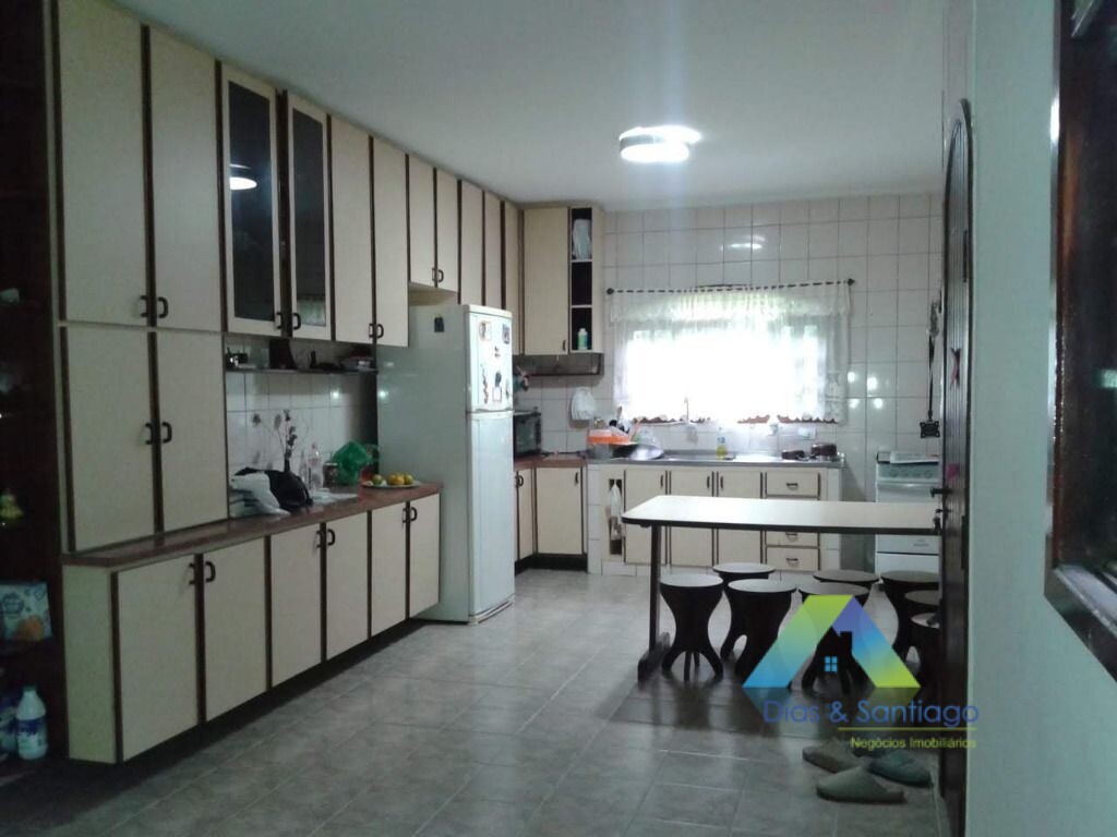 Sobrado à venda com 3 quartos, 180m² - Foto 1