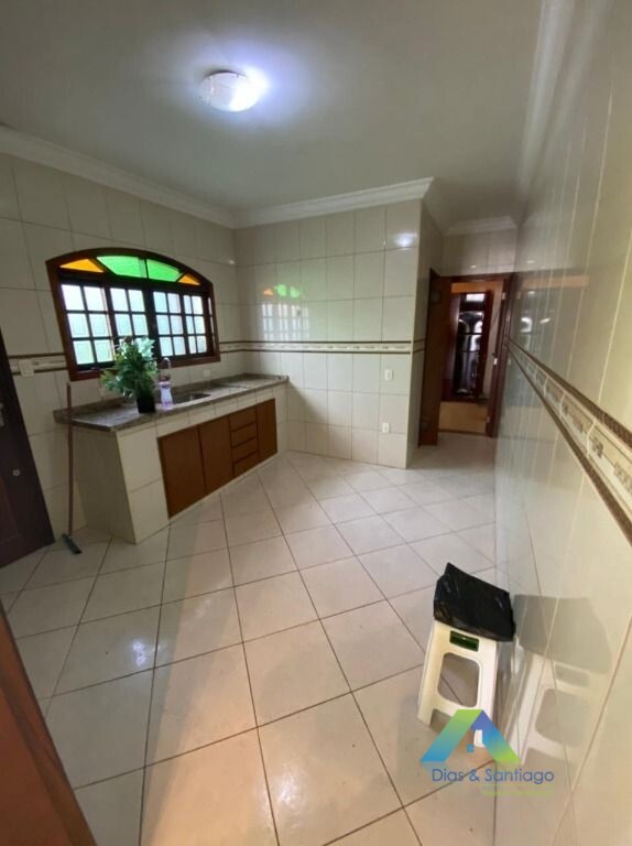 Sobrado à venda com 2 quartos, 240m² - Foto 2