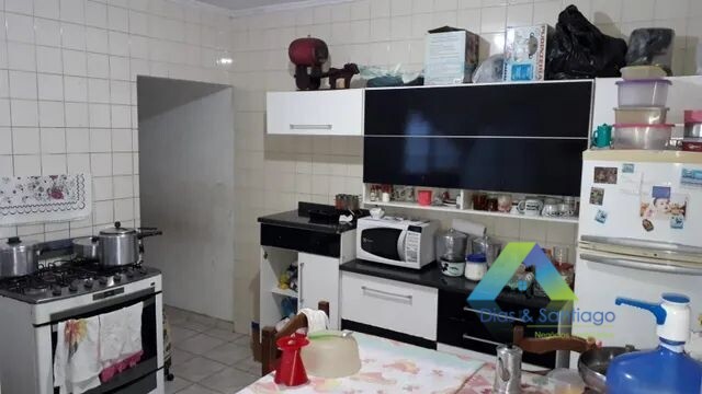 Casa à venda com 5 quartos, 200m² - Foto 1