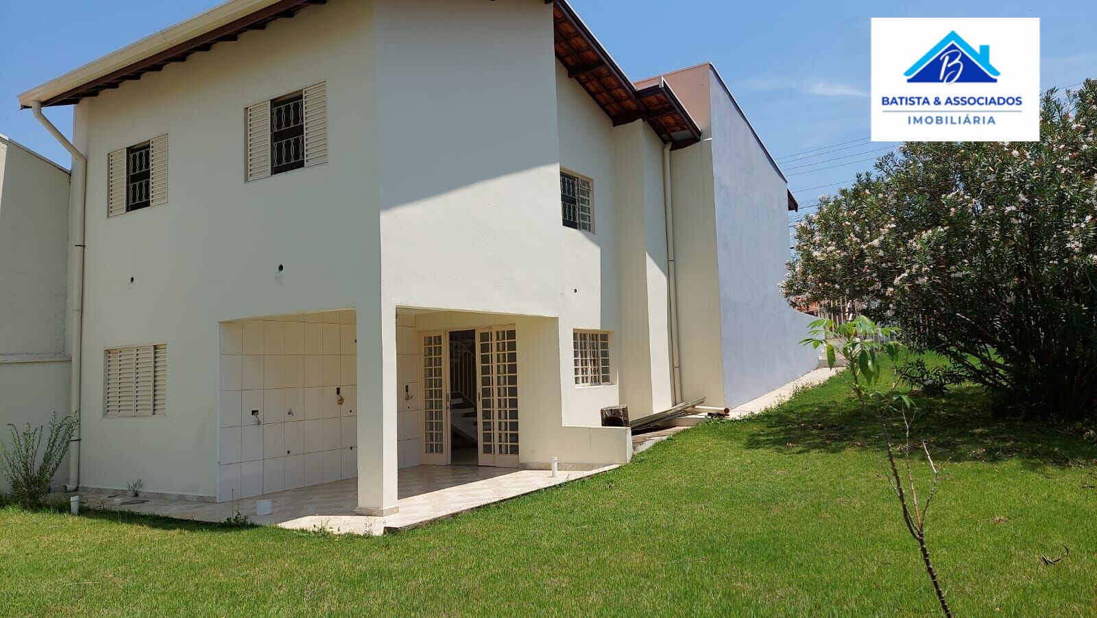 Casa à venda com 3 quartos, 132m² - Foto 1