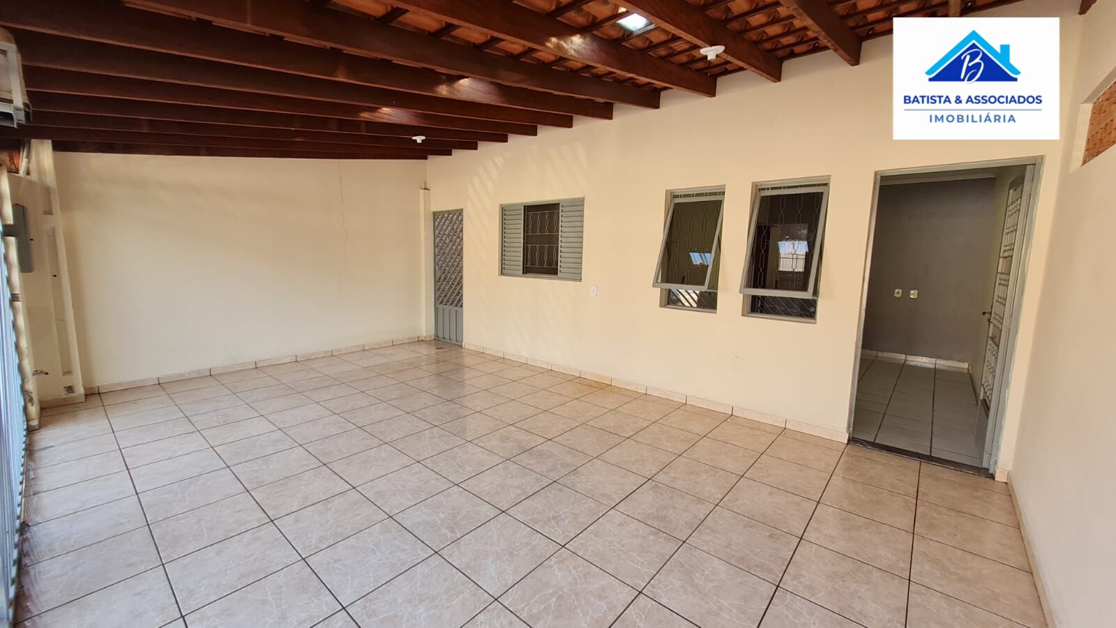 Casa à venda com 3 quartos, 80m² - Foto 2