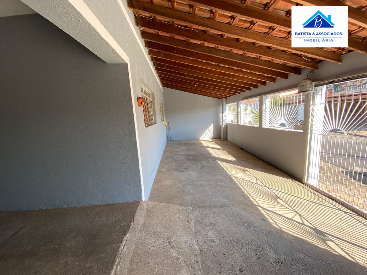 Casa à venda com 3 quartos, 215m² - Foto 2