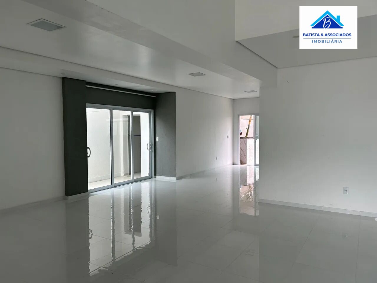 Casa de Condomínio à venda com 4 quartos, 333m² - Foto 2
