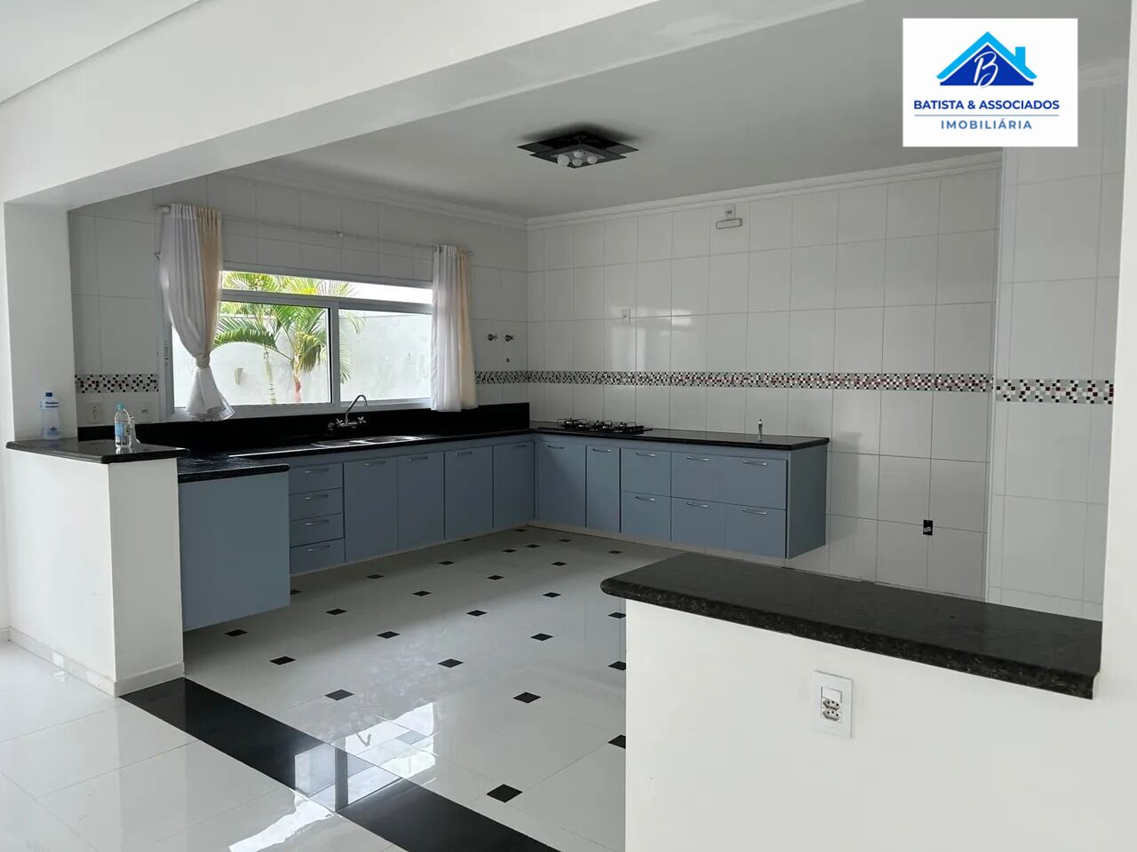 Casa de Condomínio à venda com 4 quartos, 333m² - Foto 3