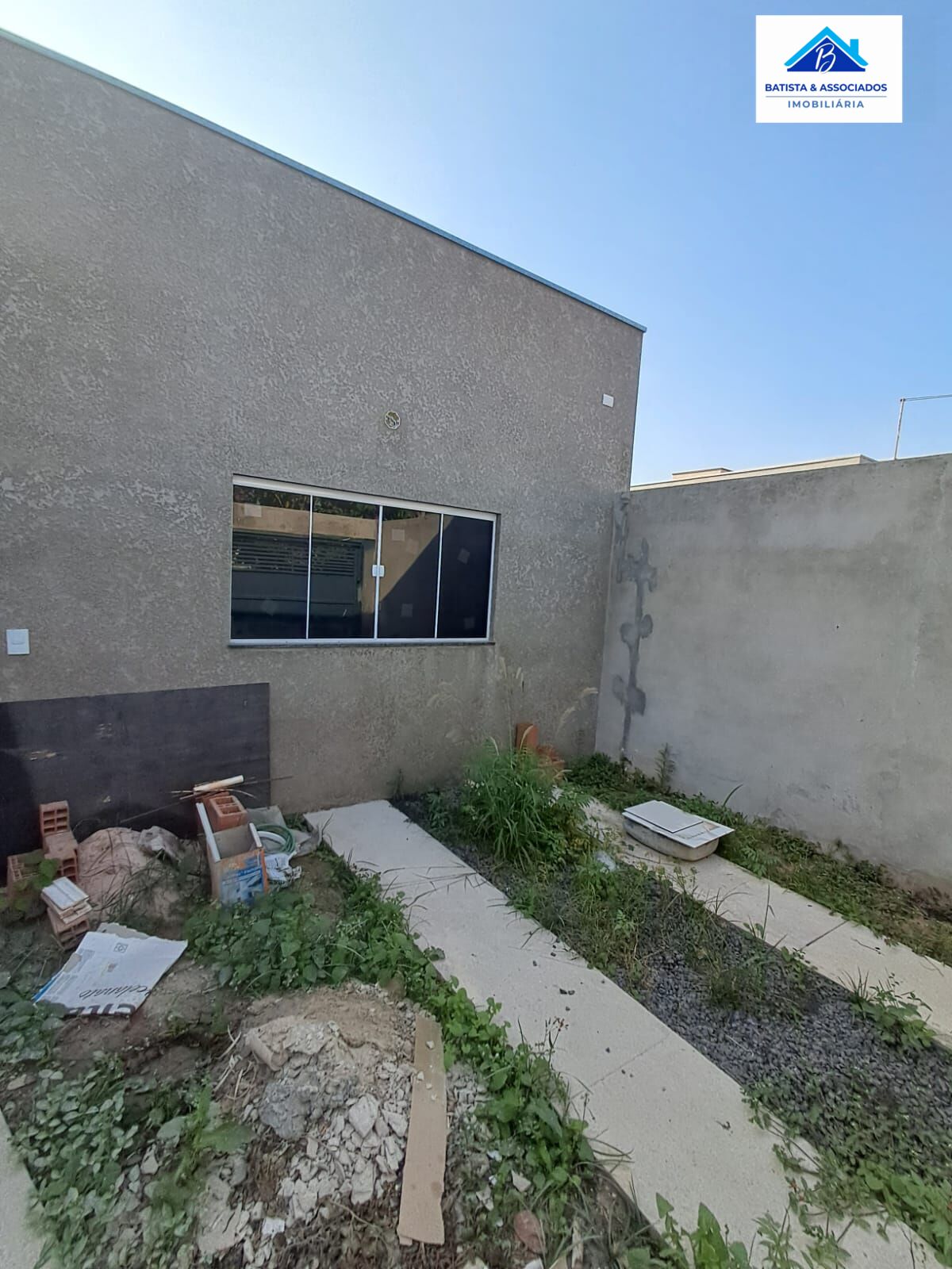 Casa à venda com 3 quartos, 94m² - Foto 1