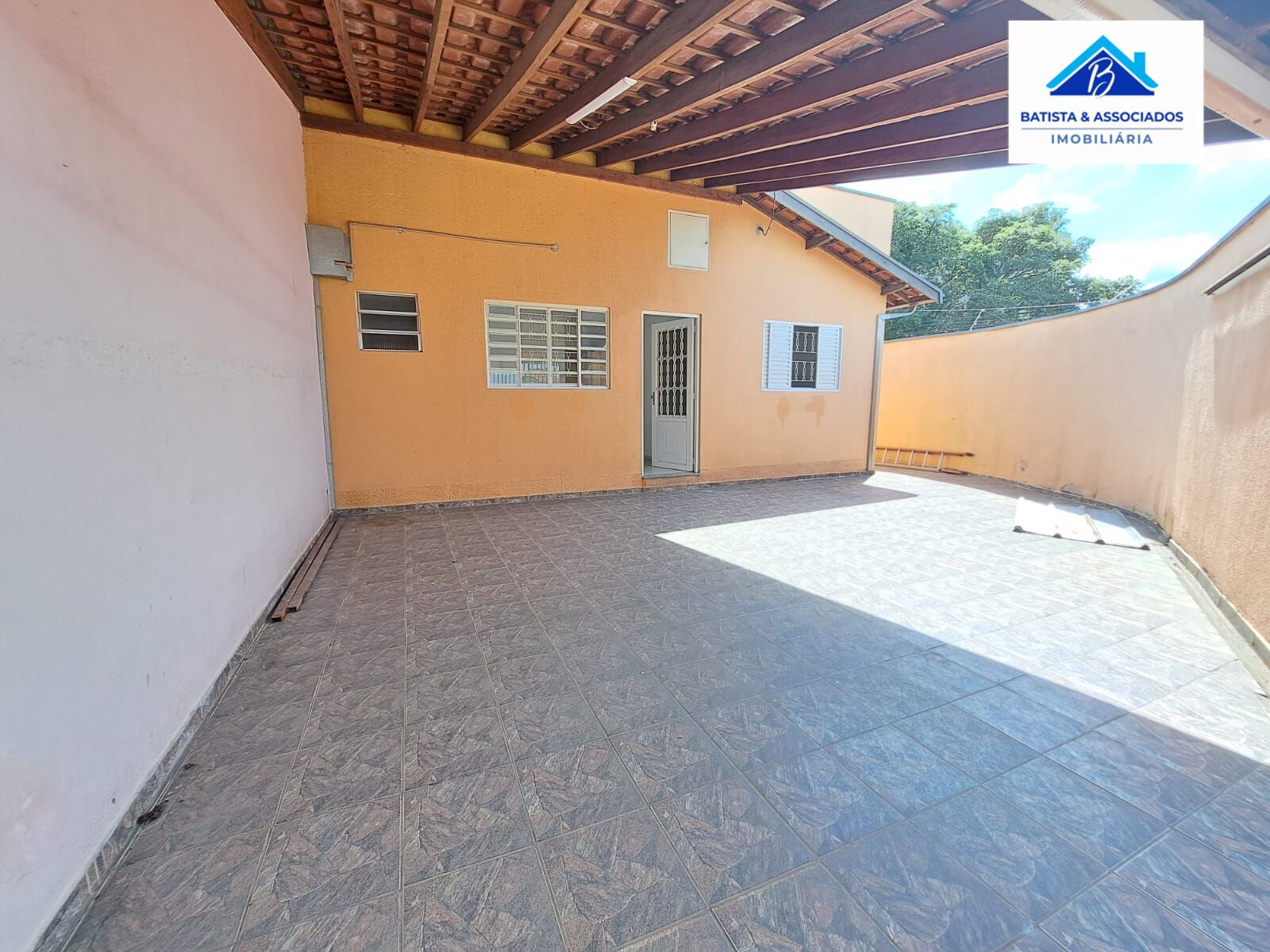 Casa à venda com 4 quartos, 219m² - Foto 2