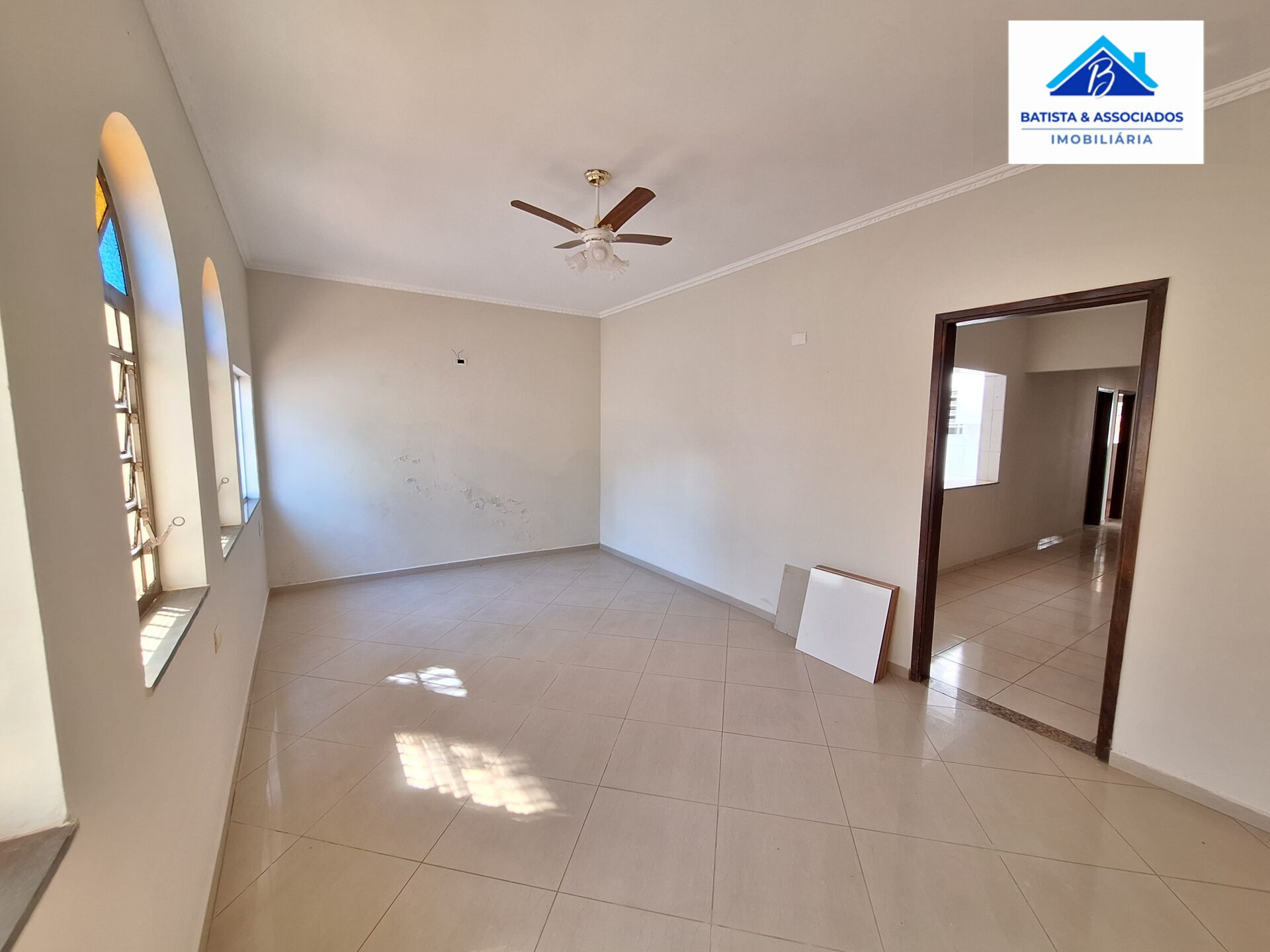 Casa à venda com 3 quartos, 225m² - Foto 2