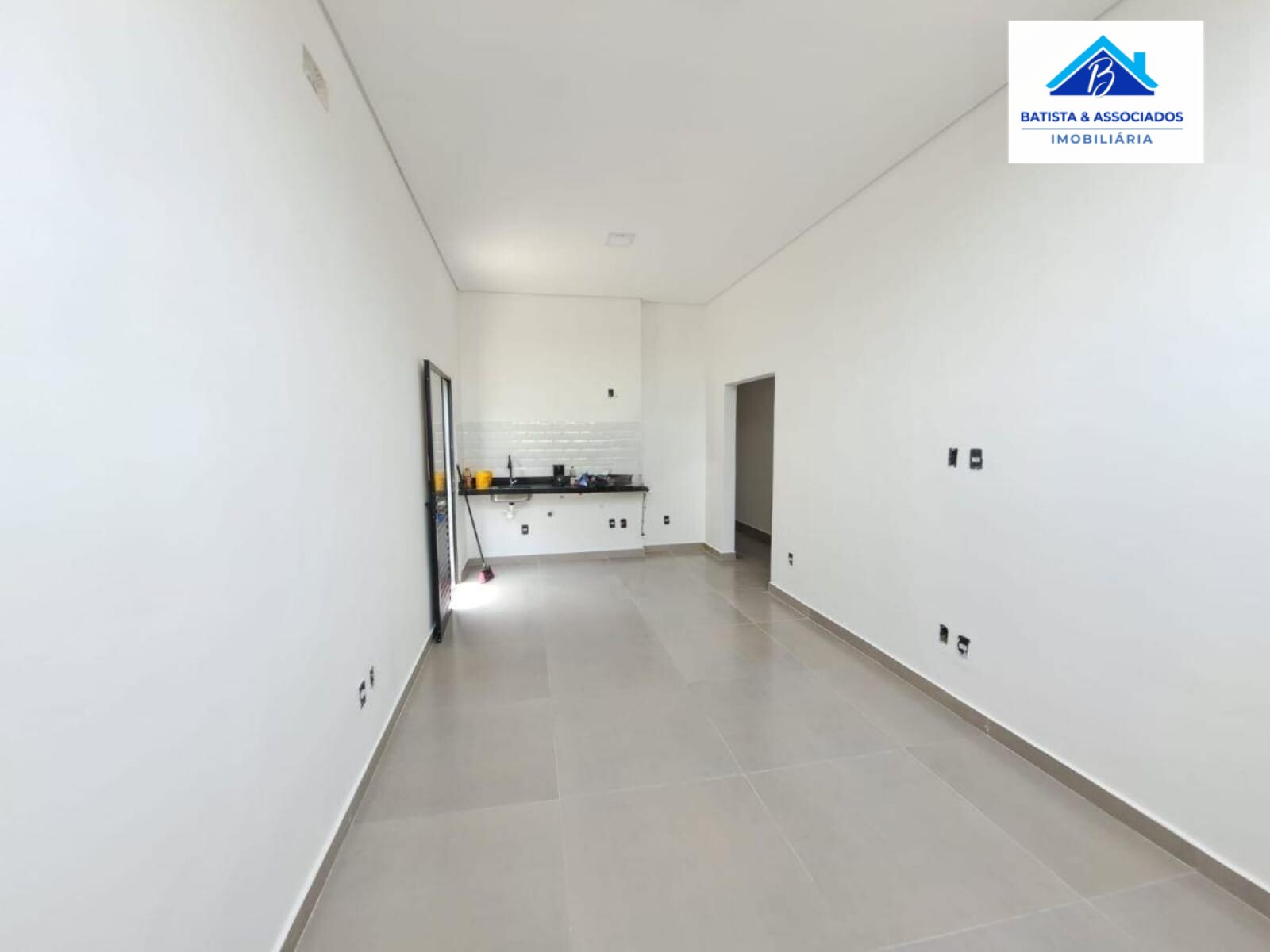 Casa à venda com 3 quartos, 100m² - Foto 4