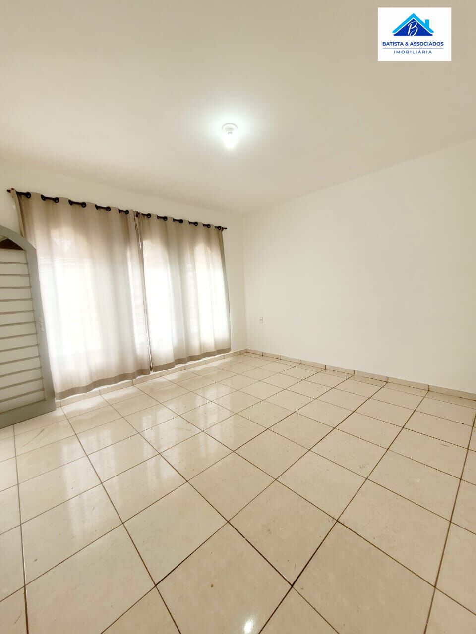 Casa à venda com 2 quartos, 120m² - Foto 1