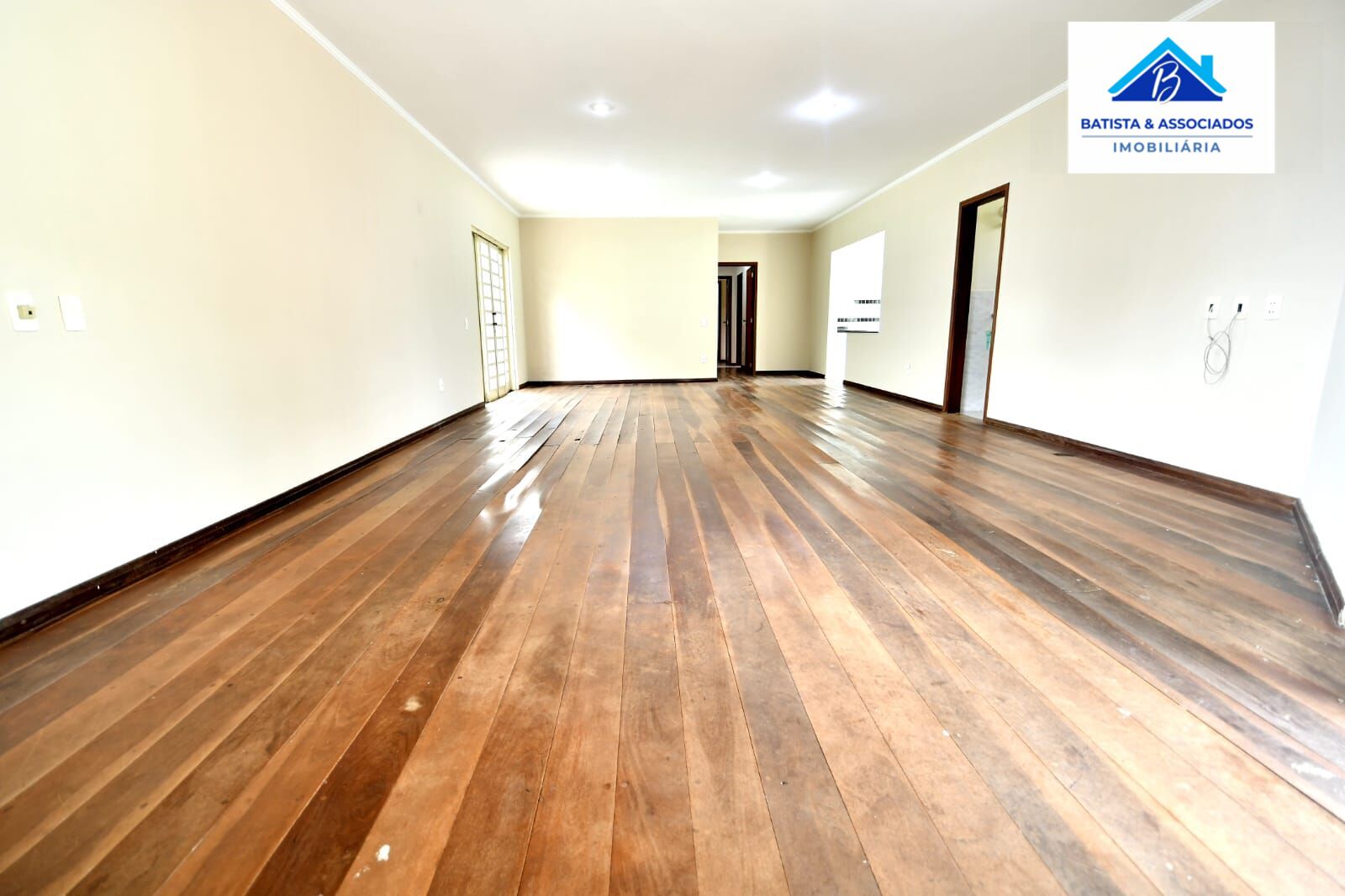 Casa à venda com 3 quartos, 220m² - Foto 4