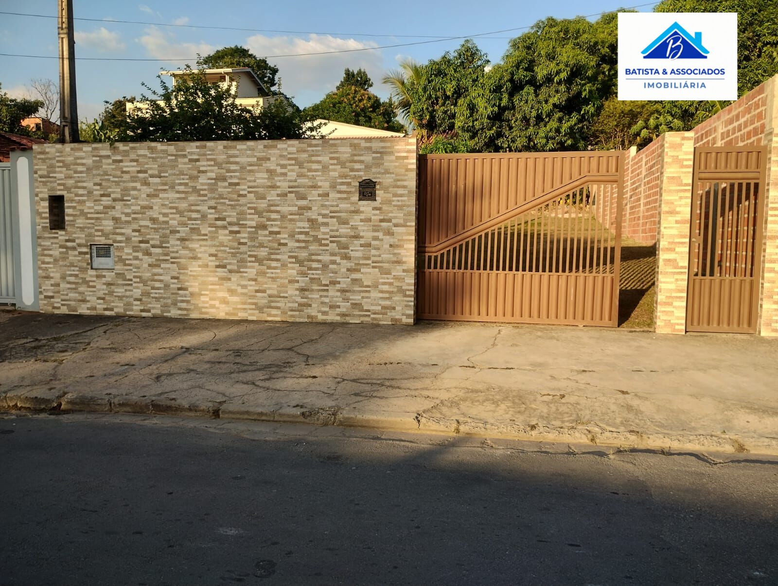 Casa à venda com 2 quartos, 400m² - Foto 1