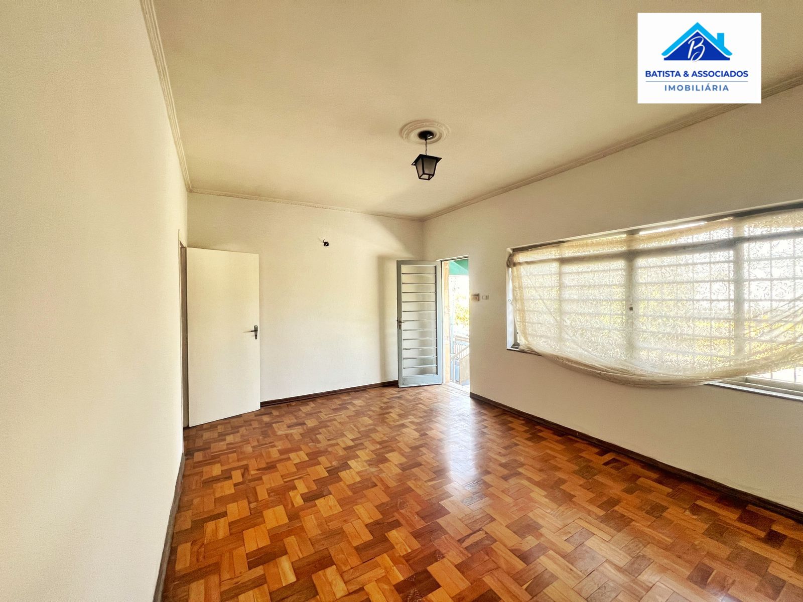 Casa para alugar com 3 quartos, 200m² - Foto 2