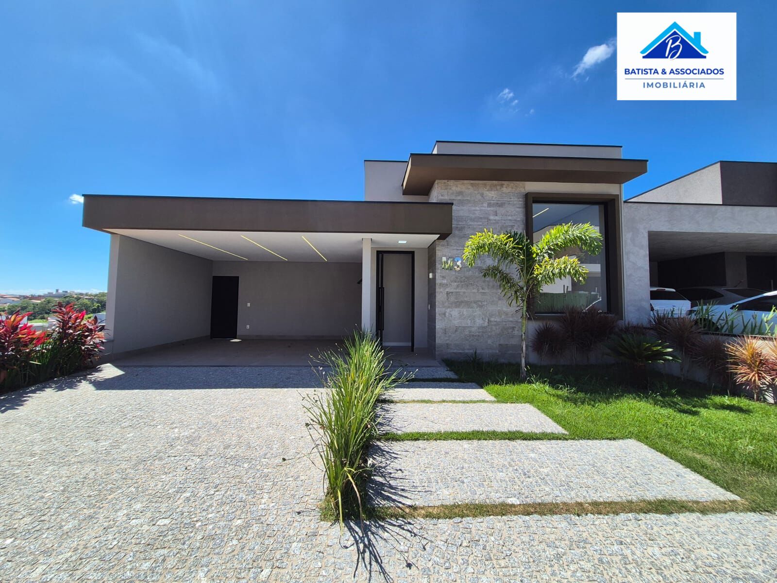 Casa à venda com 3 quartos, 222m² - Foto 1