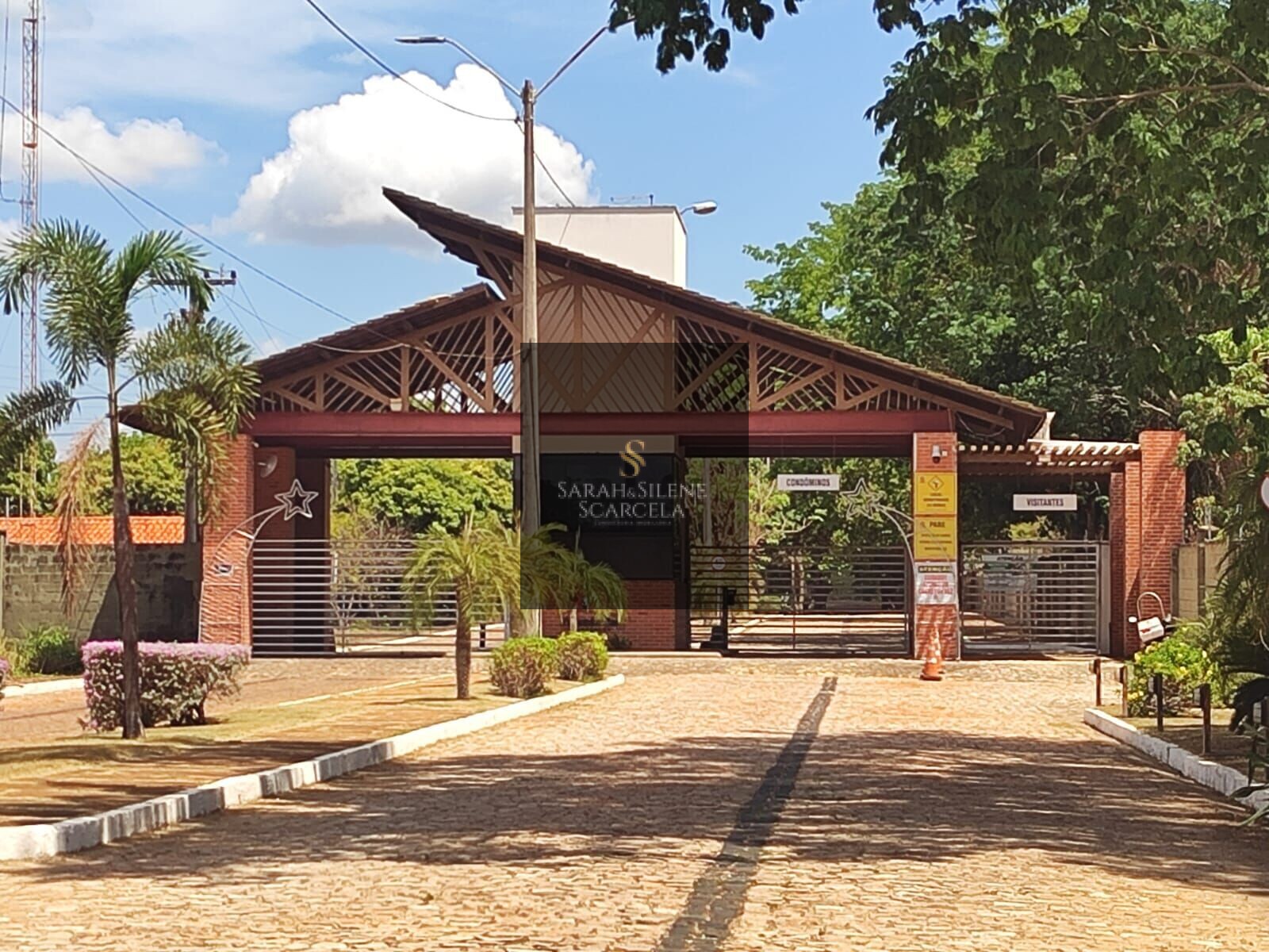 Casa de Condomínio à venda com 4 quartos, 300m² - Foto 1