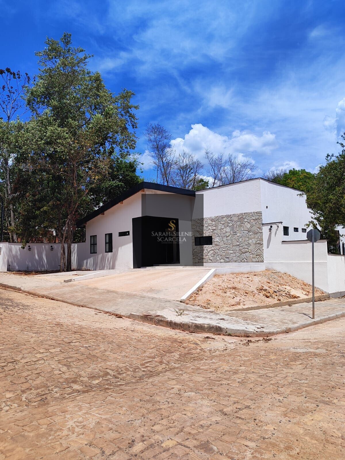 Casa de Condomínio à venda com 4 quartos, 300m² - Foto 2