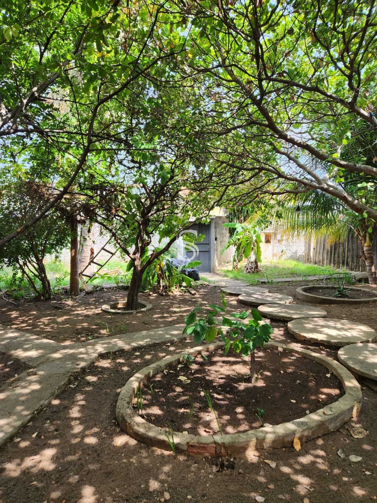 Casa à venda com 9 quartos, 233m² - Foto 1