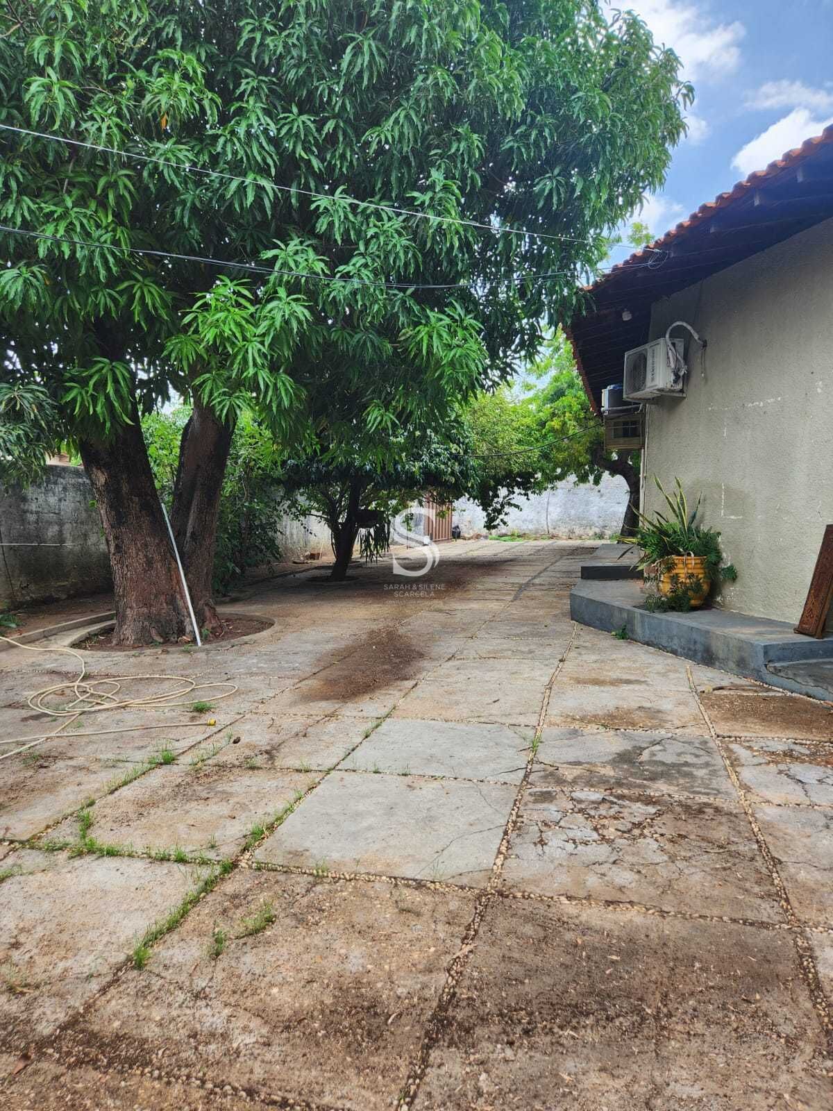 Casa à venda com 9 quartos, 233m² - Foto 4