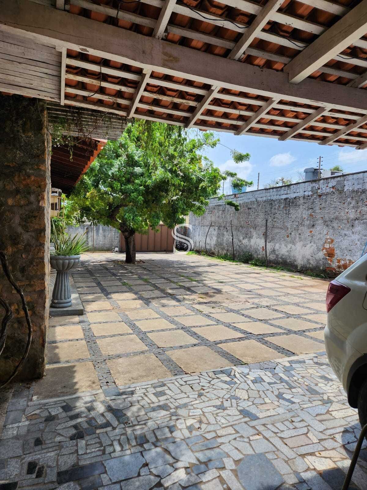Casa à venda com 9 quartos, 233m² - Foto 3