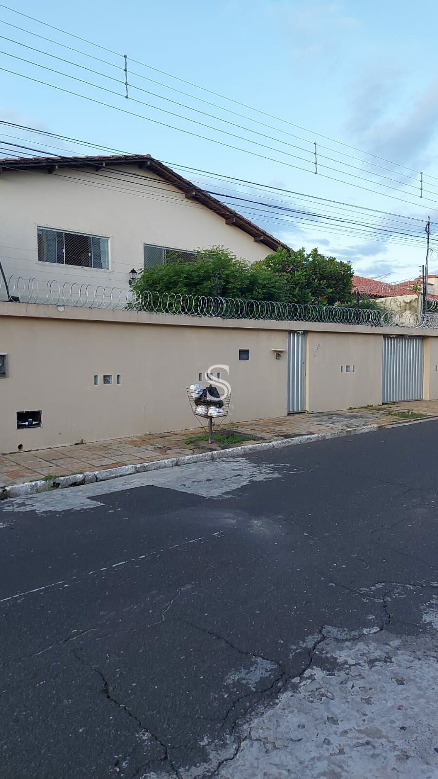 Casa à venda com 3 quartos, 256m² - Foto 1