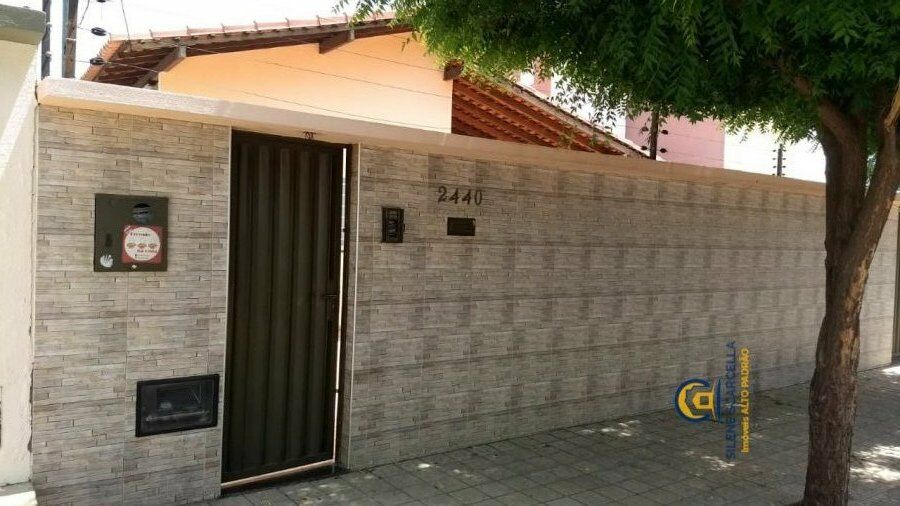 Casa à venda com 3 quartos, 30m² - Foto 1