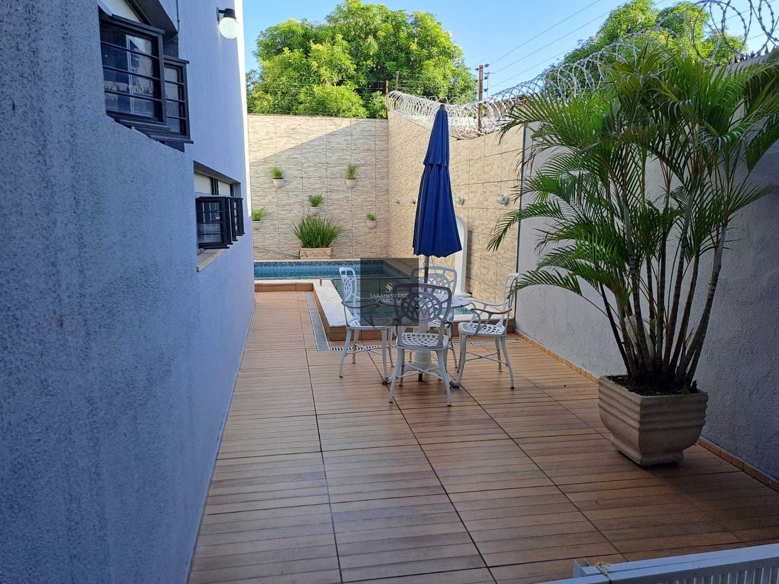 Casa à venda com 6 quartos, 342m² - Foto 1