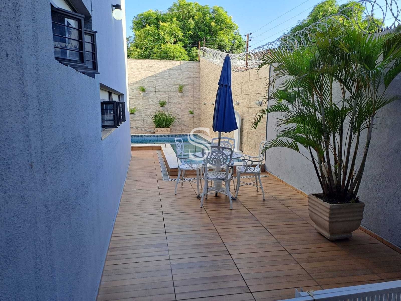 Casa à venda com 6 quartos, 342m² - Foto 1