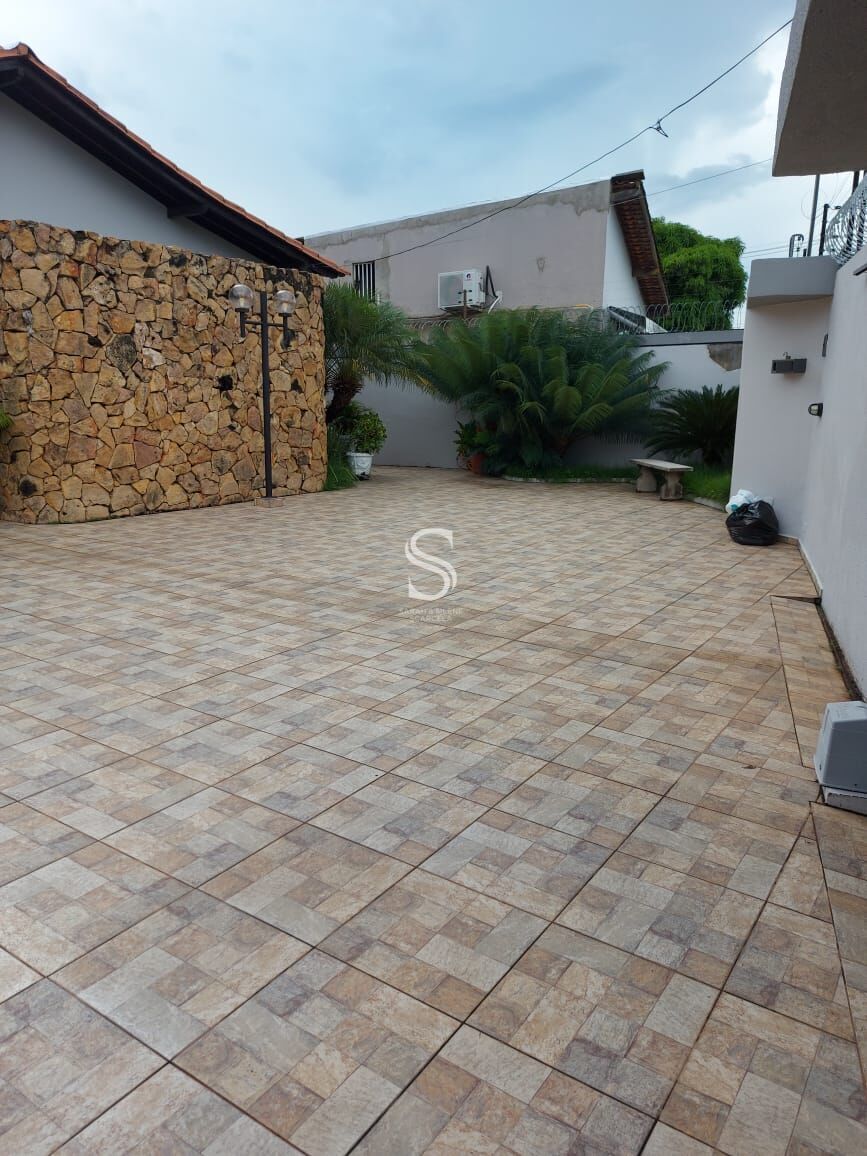 Casa à venda com 4 quartos, 240m² - Foto 2