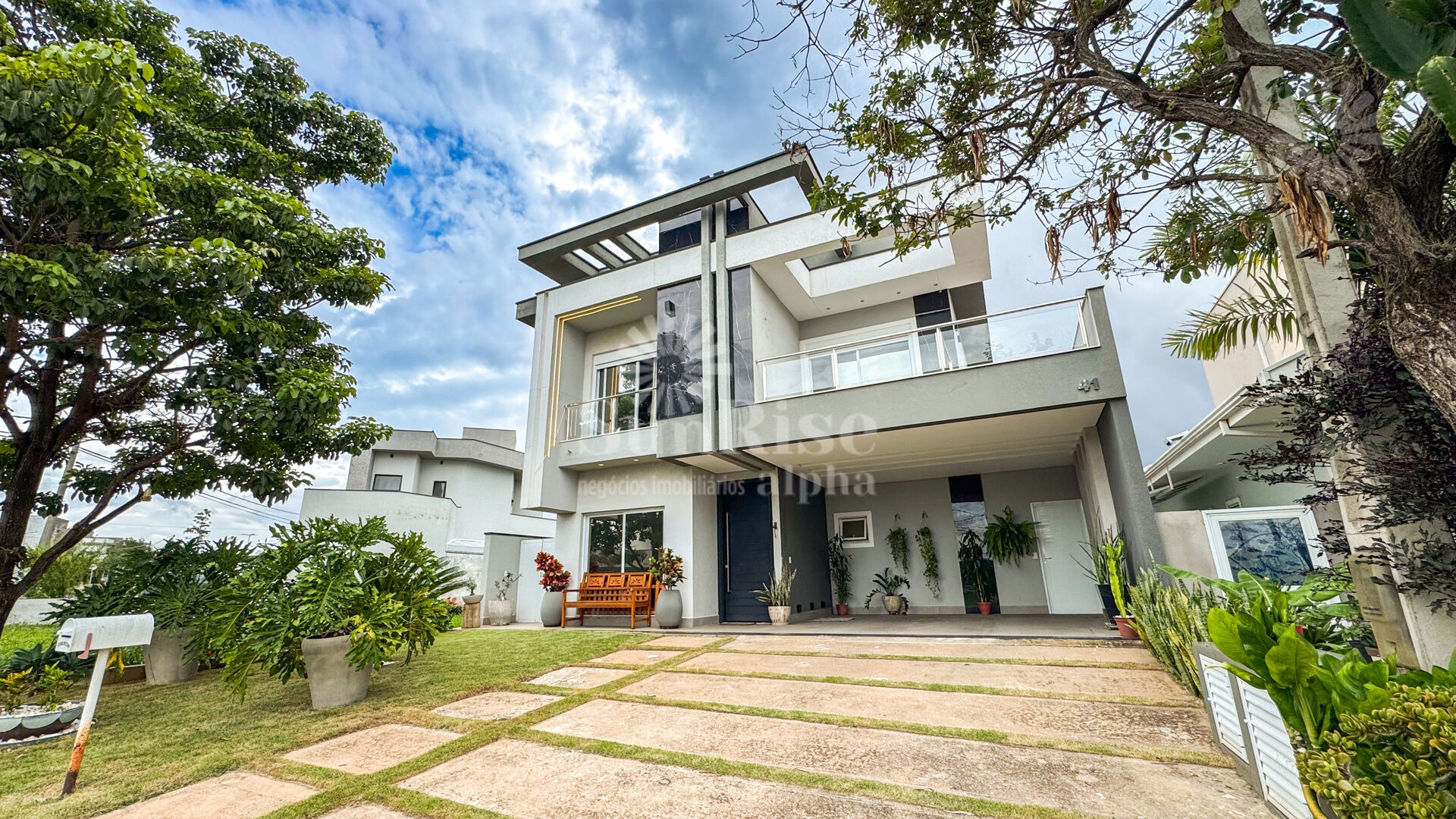 Sobrado, 3 quartos, 301 m² - Foto 1