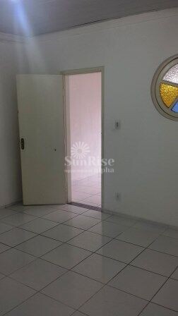 Casa à venda com 2 quartos, 100m² - Foto 2