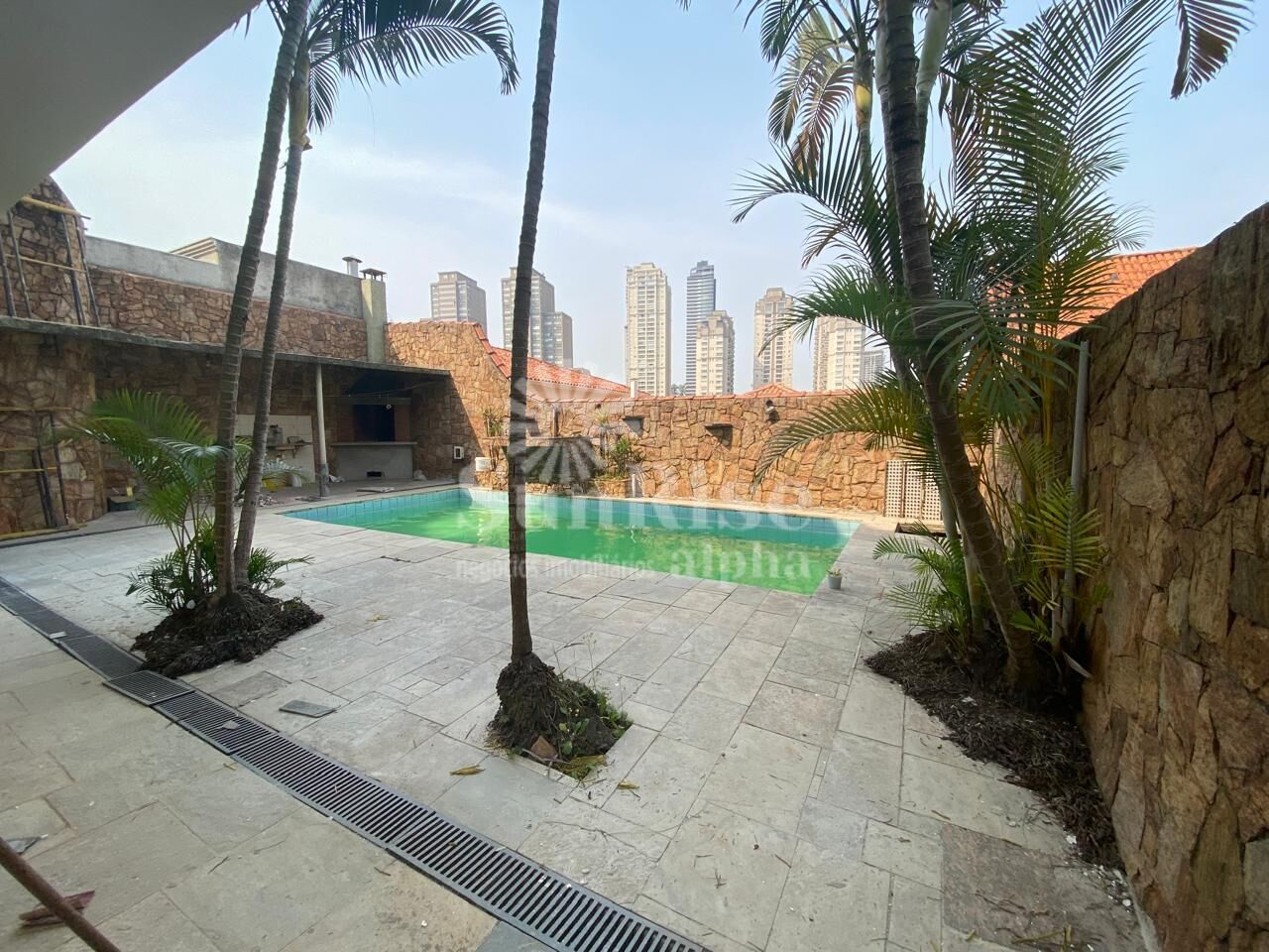 Casa para alugar com 3 quartos, 375m² - Foto 2