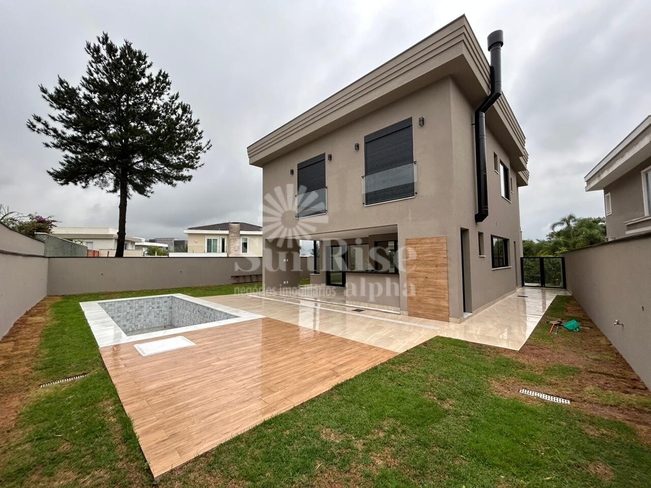 Casa à venda com 4 quartos, 365m² - Foto 1