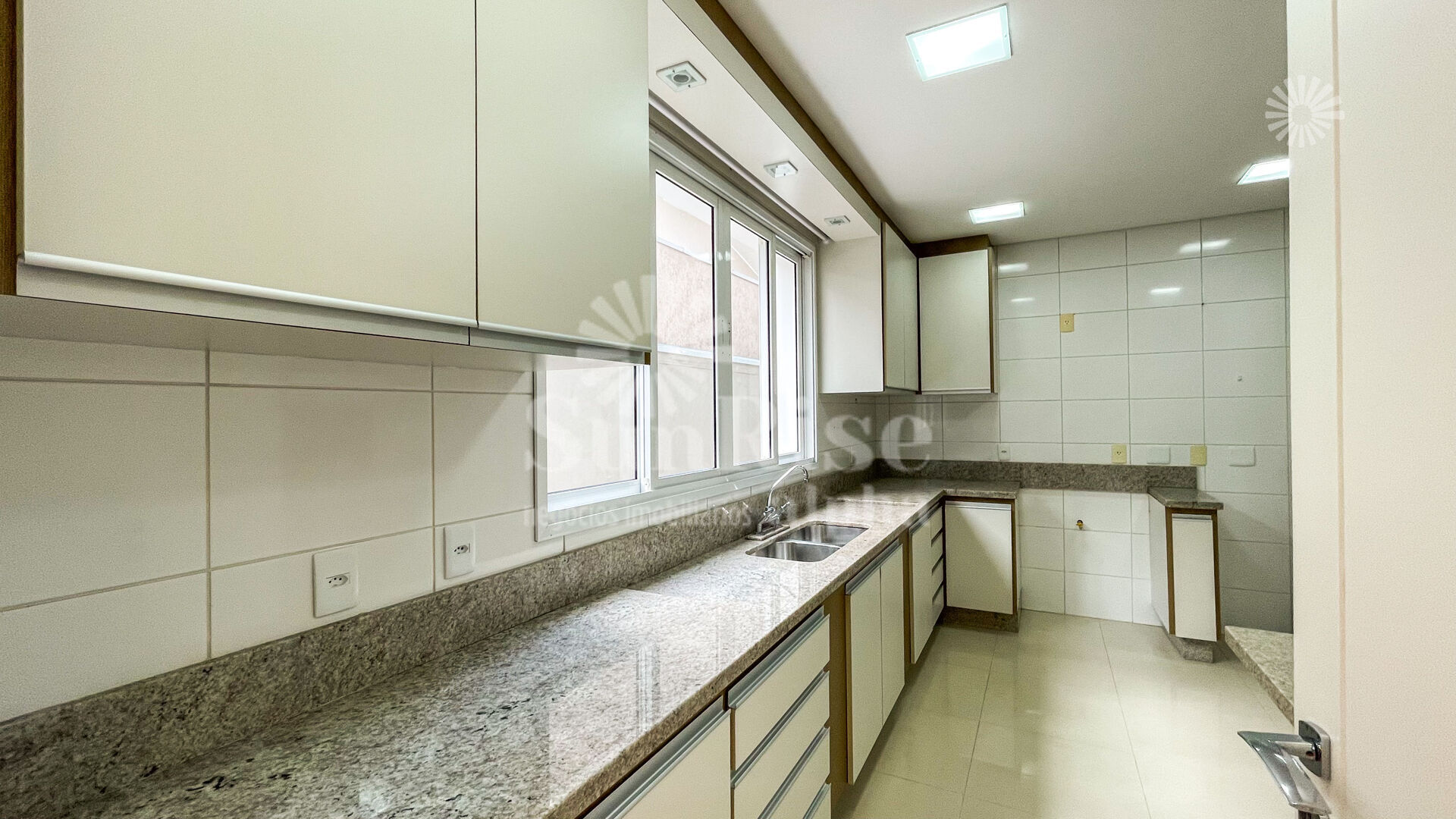 Casa para alugar com 4 quartos, 550m² - Foto 4