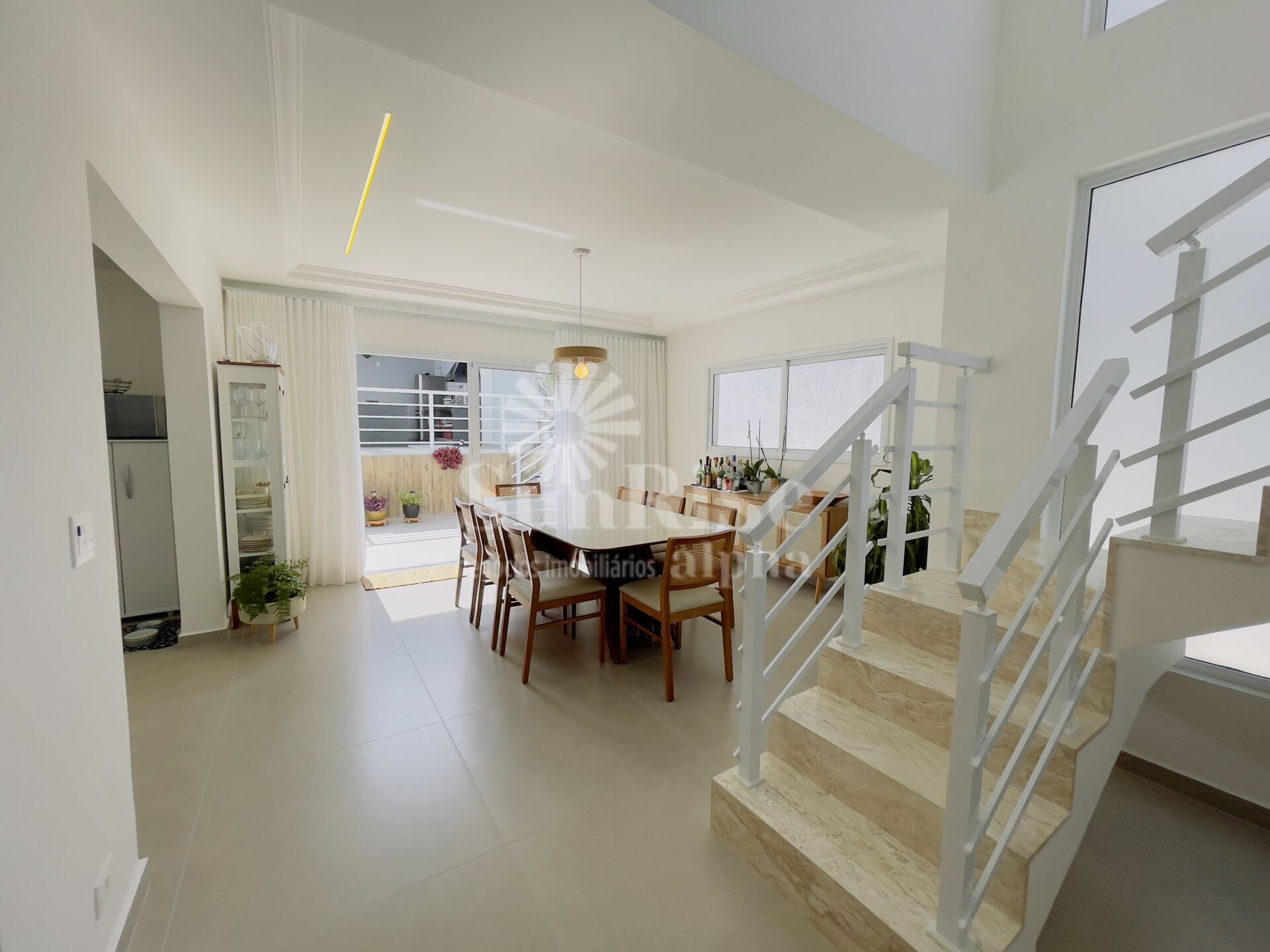 Casa à venda com 3 quartos, 300m² - Foto 1