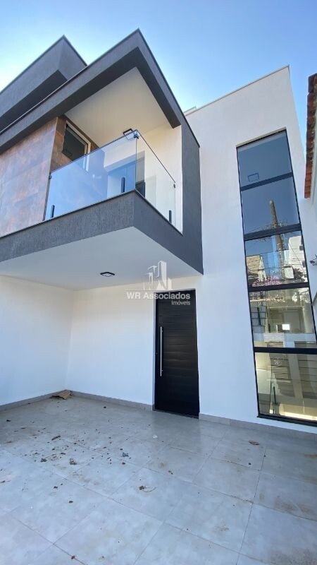 Casa à venda com 3 quartos, 230m² - Foto 2