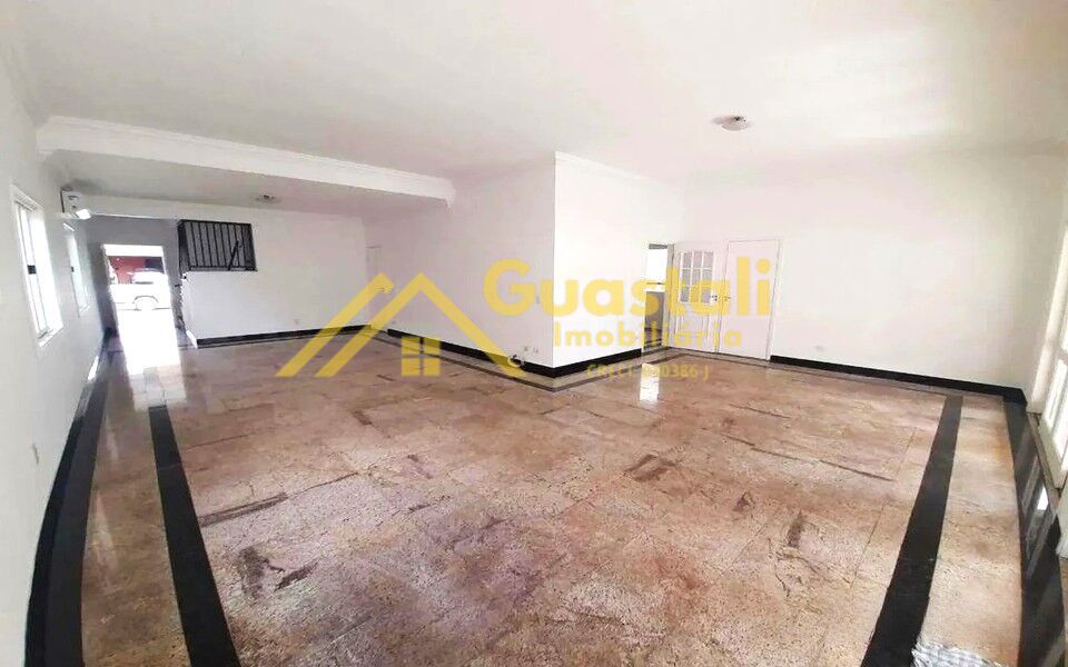 Casa para alugar com 4 quartos, 240m² - Foto 1