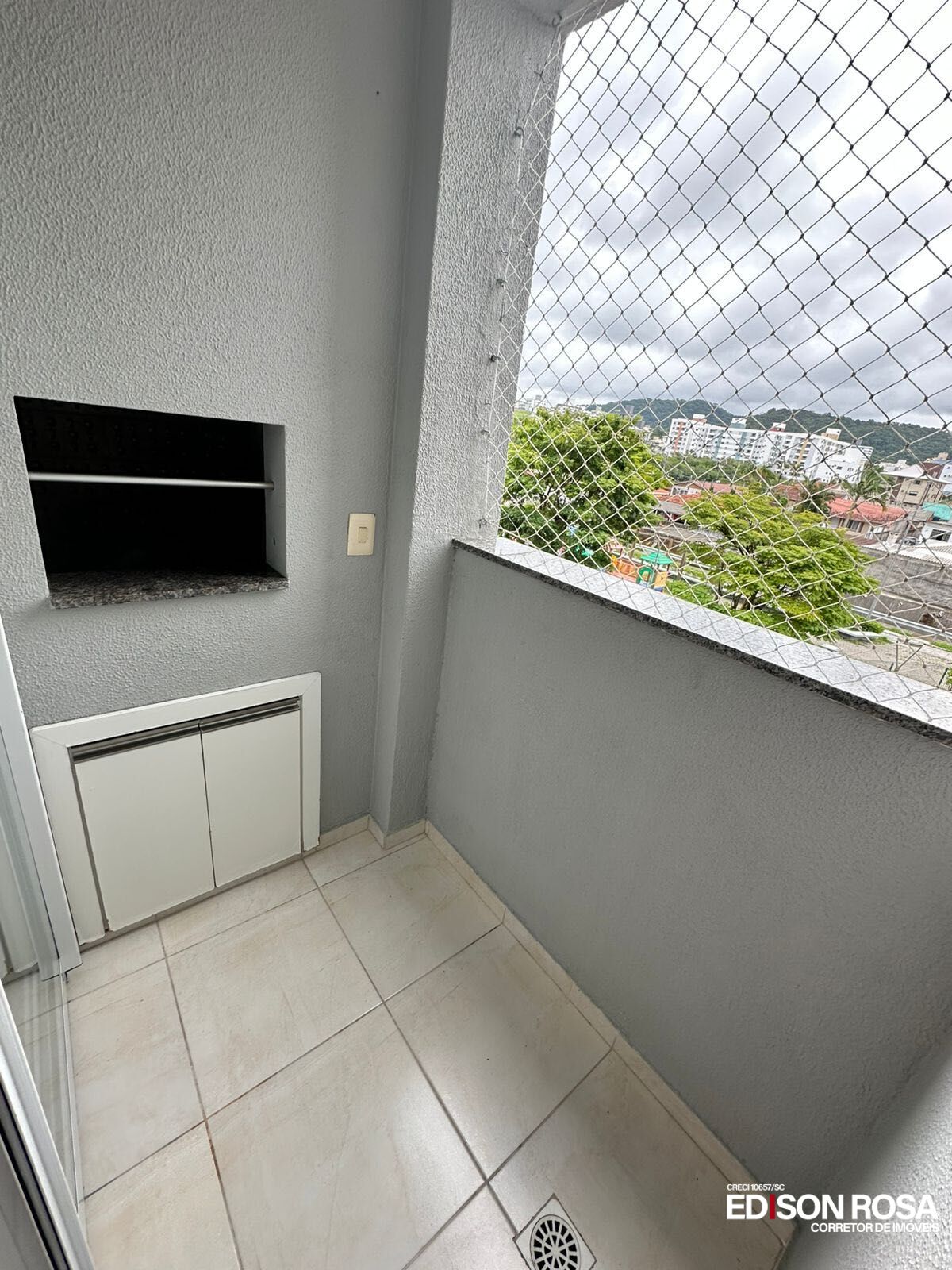 Apartamento à venda em Areias, São José SC - 2 quartos, Semi Mobiliado com Elevador mais Vaga Livre e Coberta.