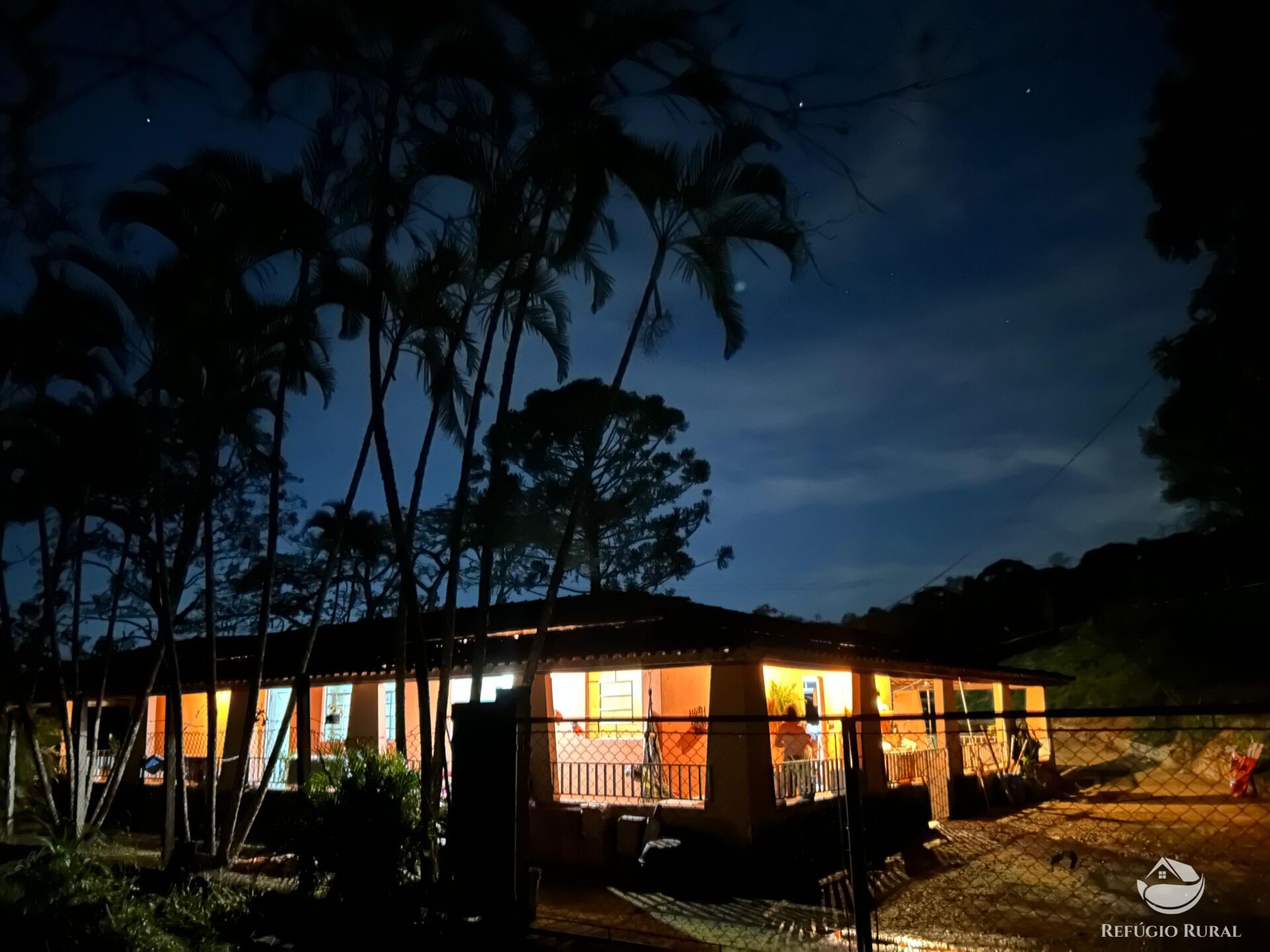 Chácara à venda com 3 quartos, 1300m² - Foto 1