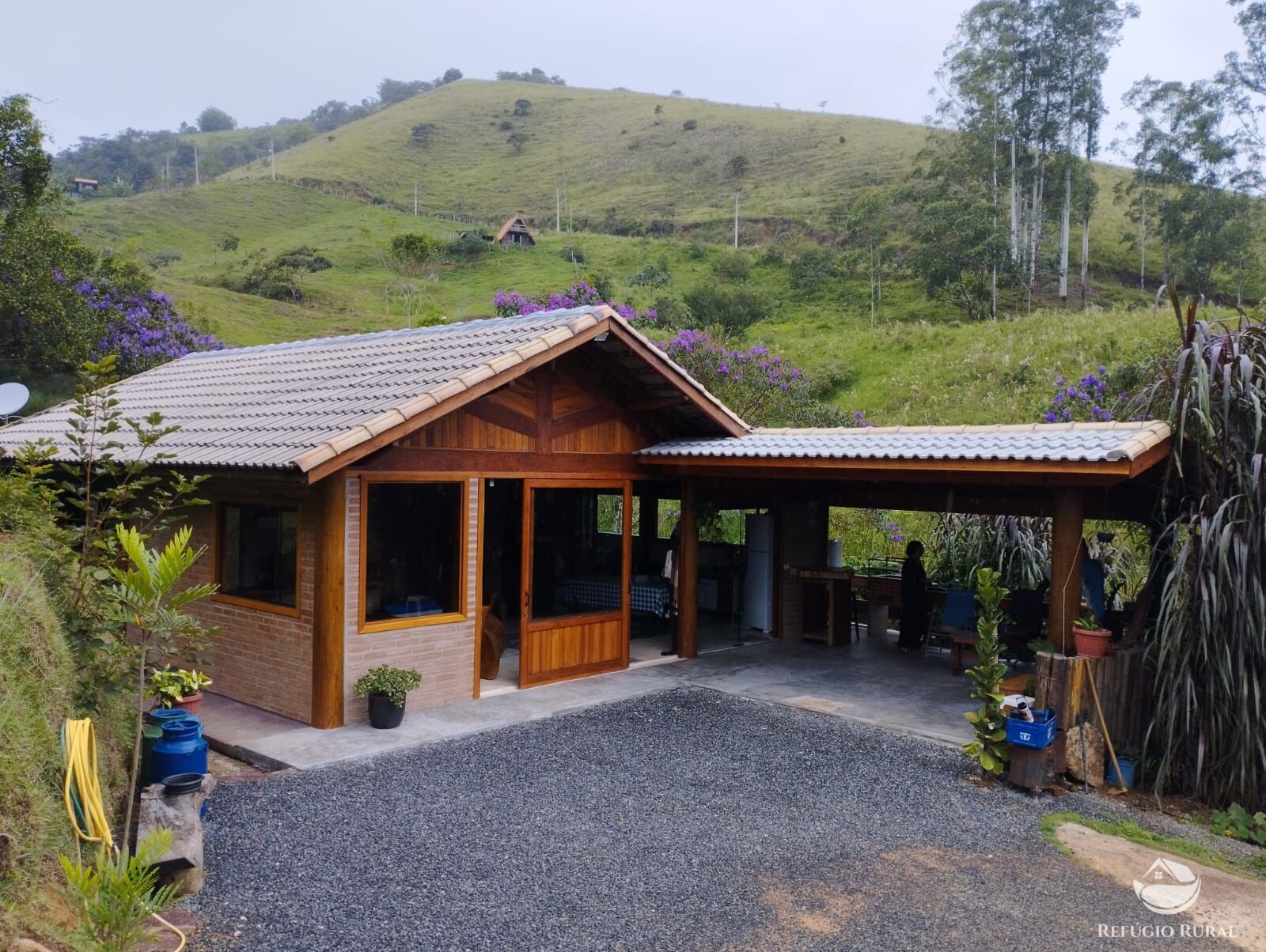 Casa à venda com 2 quartos, 100m² - Foto 1
