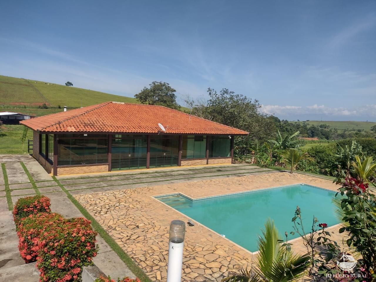 Fazenda à venda com 2 quartos, 2589400m² - Foto 1