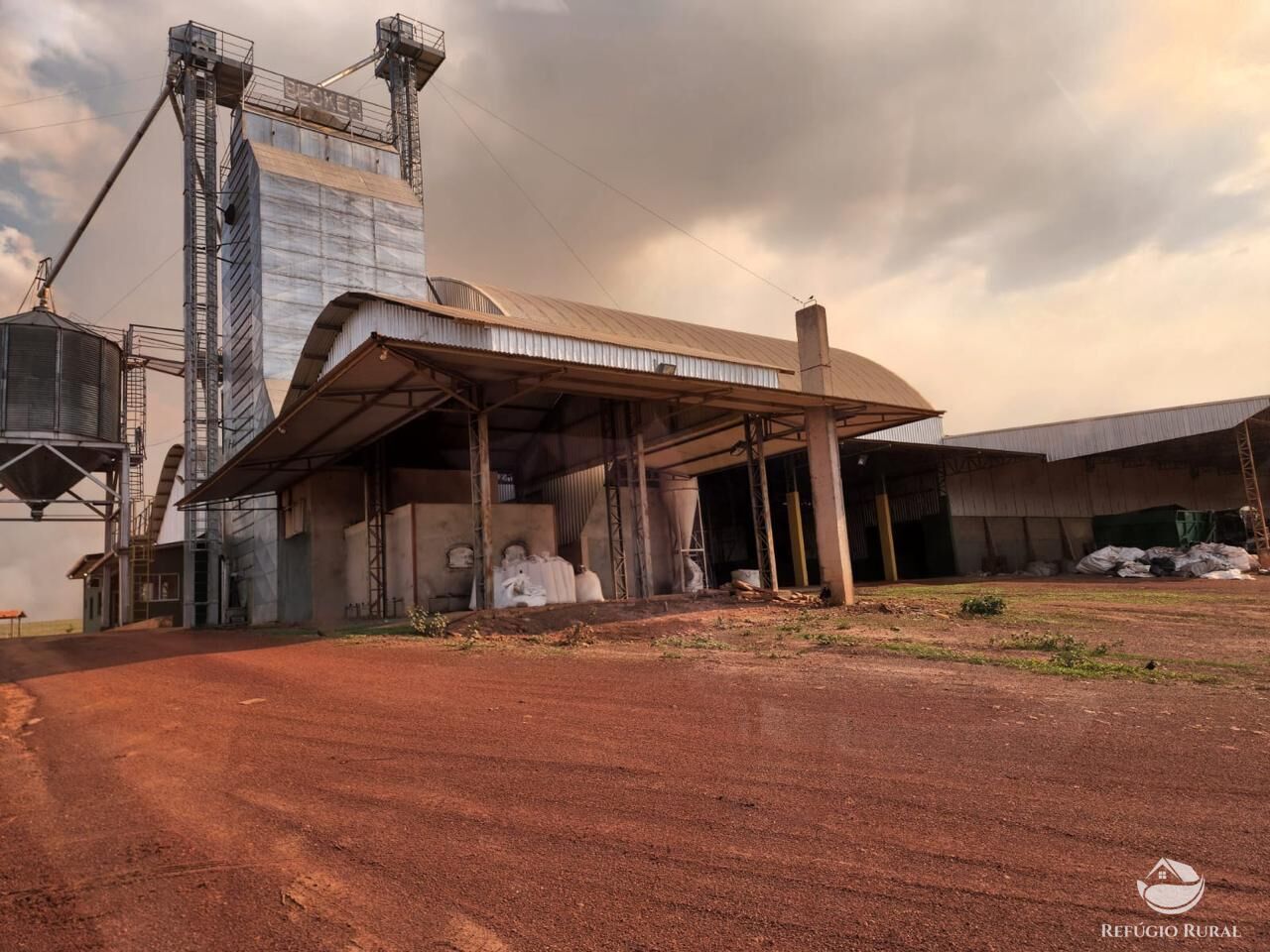 Fazenda à venda com 4 quartos, 37500000m² - Foto 1