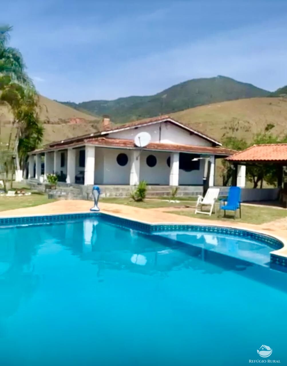 Fazenda à venda com 2 quartos, 2420000m² - Foto 1