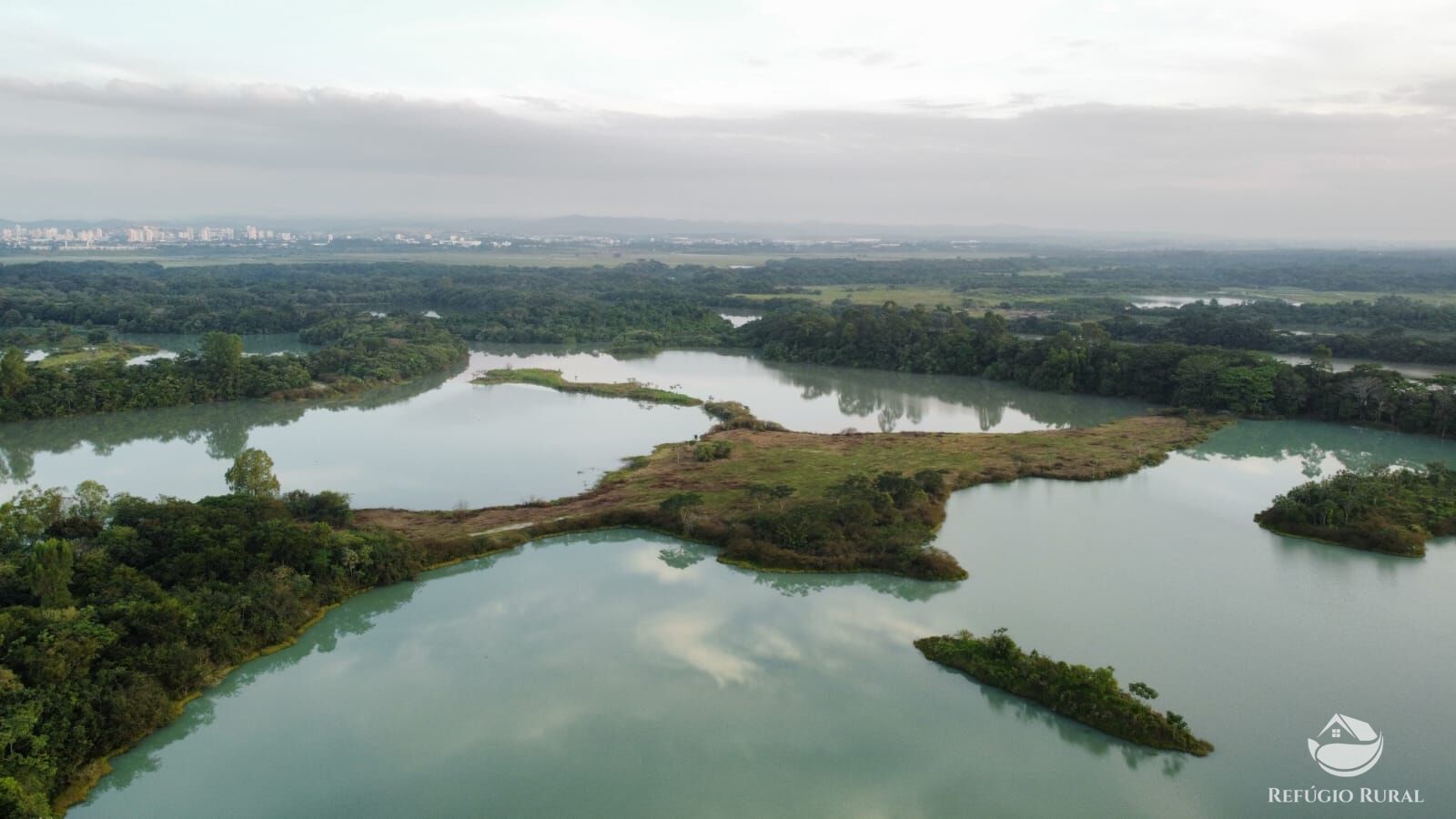 Fazenda à venda com 2 quartos, 2589400m² - Foto 1