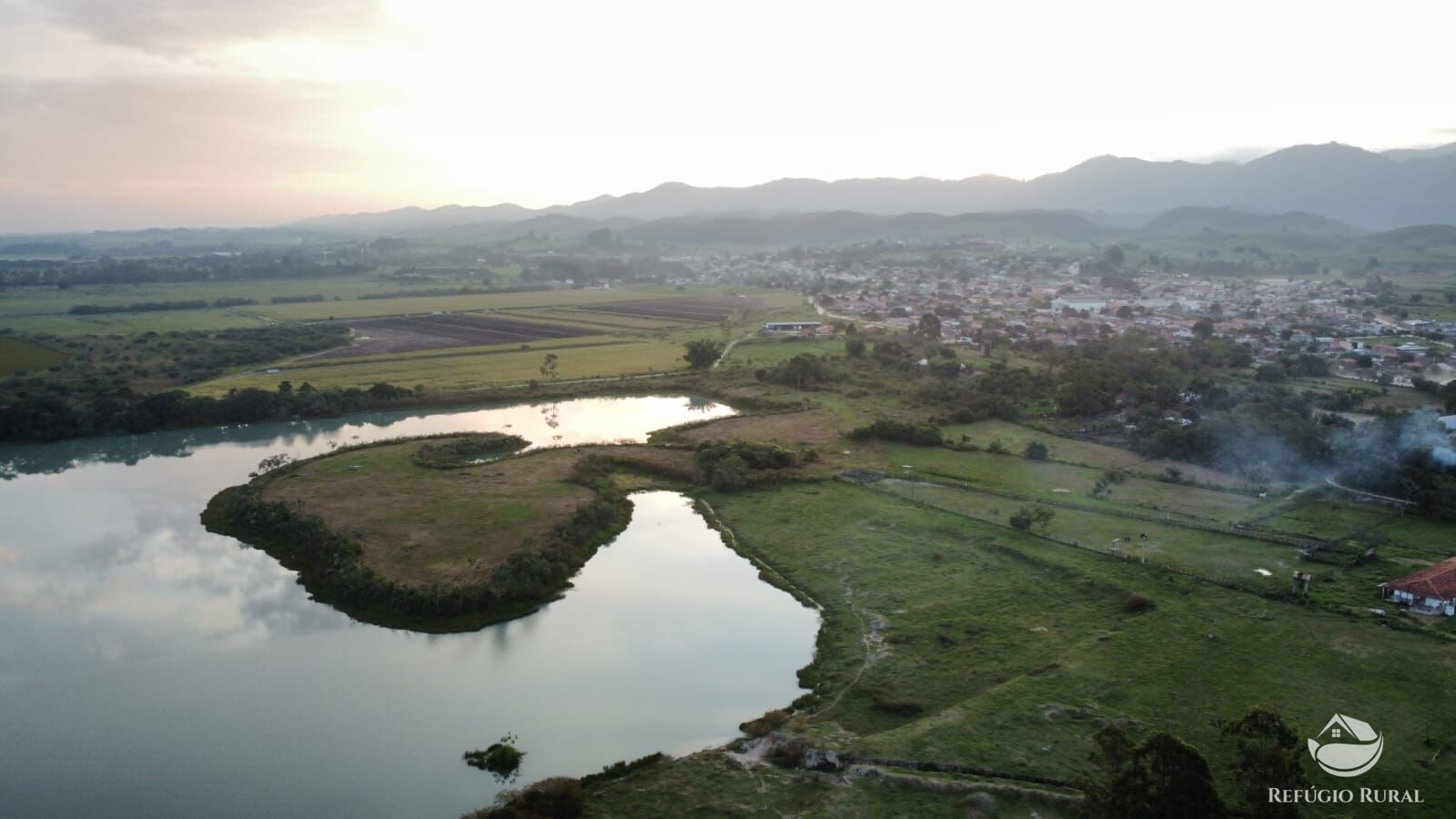 Fazenda à venda com 2 quartos, 2589400m² - Foto 2