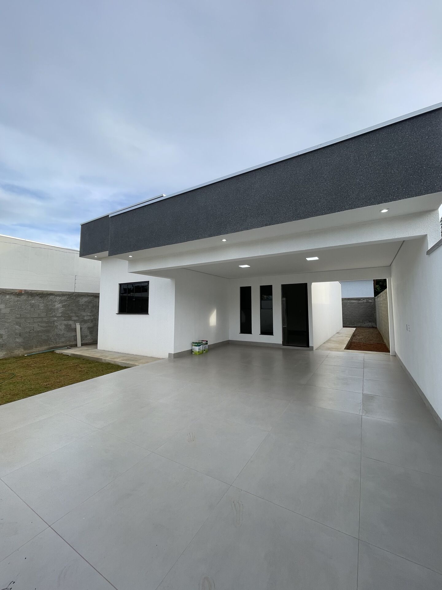 Casa à venda com 3 quartos, 100m² - Foto 1